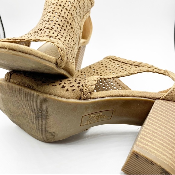 Fergie Sand Parker Open Toe 3 inch Heel Sandal Sz9 - Picture 3 of 9